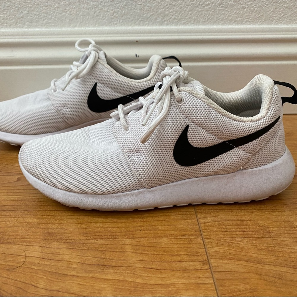 Nike Roshe One White Mesh Sneakers with Black Swoosh Size 6.5 Women’s